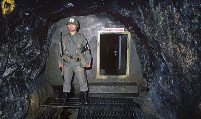 Seorangtentara tengah menjaga salah satu terowongan.