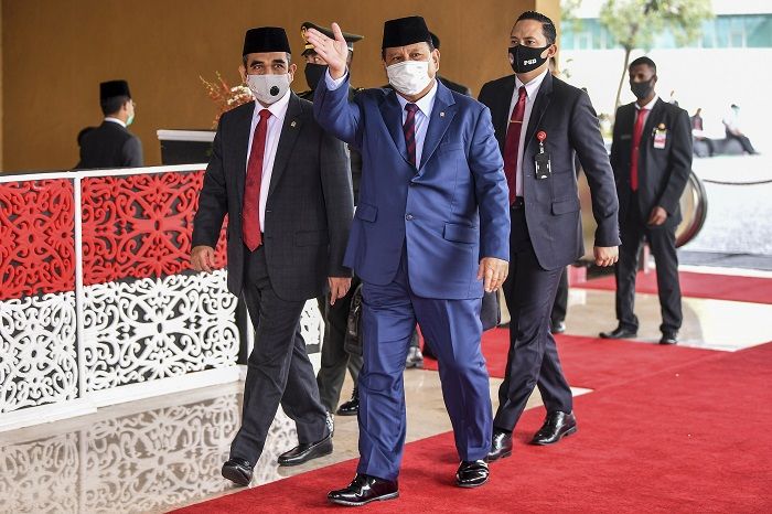 Menteri Pertahanan Prabowo Subianto (tengah) bersama Sekjen Partai Gerindra Ahmad Muzani (kiri) tiba di lokasi sidang tahunan MPR dan Sidang Bersama DPR-DPD di Komplek Parlemen, Senayan, Jakarta, Jumat 14 Agustus 2020.