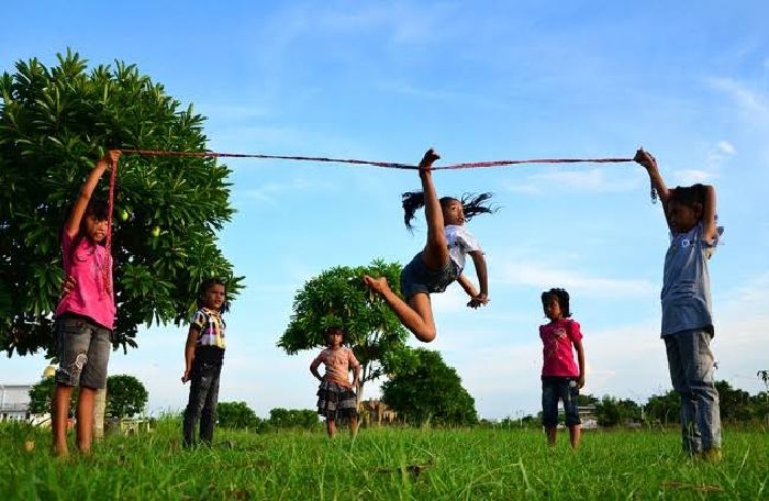 Lompat tali merupakan salah satu permainan anak-anak yang menyenangkan sekaligus menyehatkan dan.memberikan stimulus bagi anak-anak.