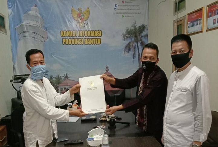 Ketua KI Banten menyerahkan daftar Badan Publik yang akan dipantau websitenya kepada Ketua Panitia Monev Badan Publik di Provinsi Banten 2020.*