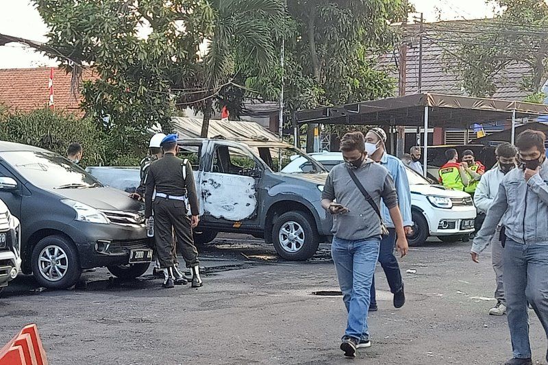 Personel TNI Polri mengawal keamanan di Mapolsek Ciracas, Jalan Raya Bogor, Jakarta Timur, Sabtu 29 Agustus 2020, usai insiden penyerangan oleh sekelompok orang yang tidak dikenal.