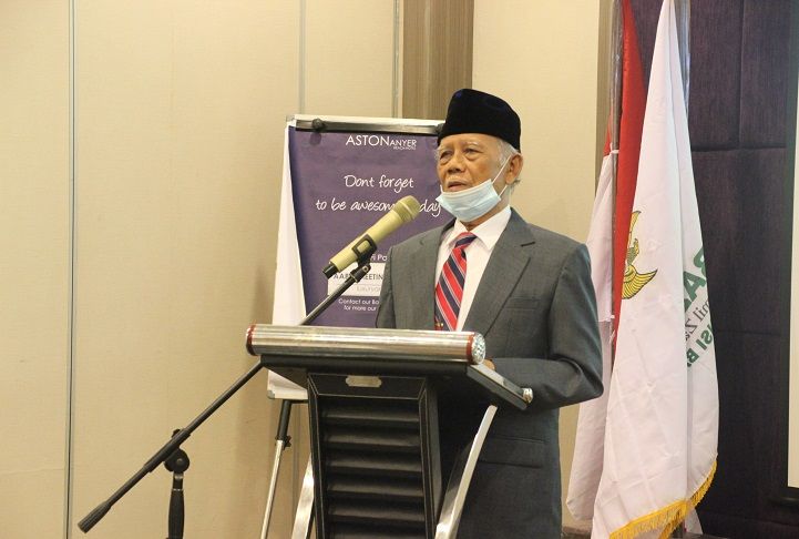 Ketua Baznas Provinsi Banten, Prof Dr H Suparman Usman, saat menyampaikan sambutan dalam kegiatan pembinaan peningkatan kapasitas amil, di hotel Aston Anyer.*