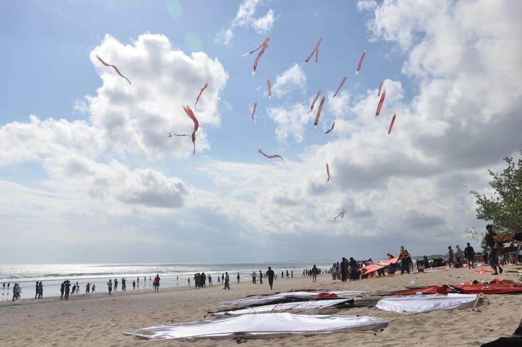 Suasana Festival layang-layang di Pantai Kuta pada 17 Agustus 2020 lalu