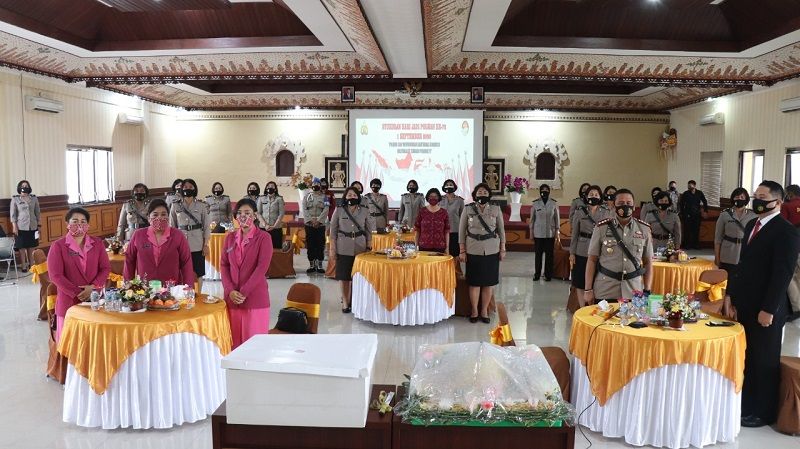 Para Polwan dan rekan Polri di Polresta Denpasar, Selasa 1 September 2020,menggelar syukuran hari jadi Polwan ke-72 secara virtual dengan mematuhi protokol kesehatan