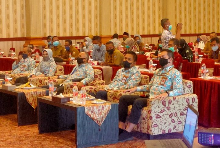 Pejabat Administrator dan ASN di Lingkungan BKKBN Banten saat mengikuti pembinaan dan sosialisasi Peraturan Pemerintah tentang disiplin Pegawai dan Manajemen ASN dalam rangka mewujudkan Reformasi Birokrasi, di salah satu hotel di Pandeglang, Selasa 1 September 2020.*