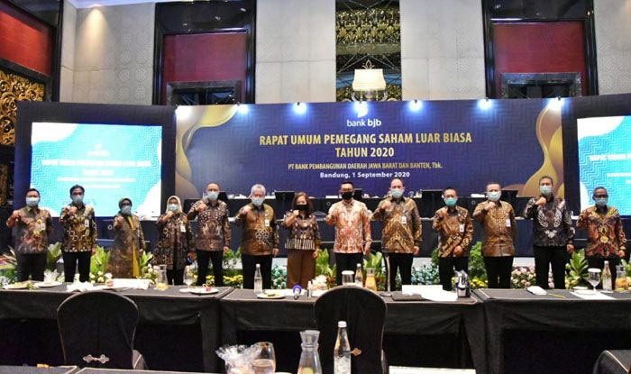 Gubernur Jawa Barat Ridwan Kamil bersama jajaran direksi bank bjb. (Foto: corsec bank bjb)