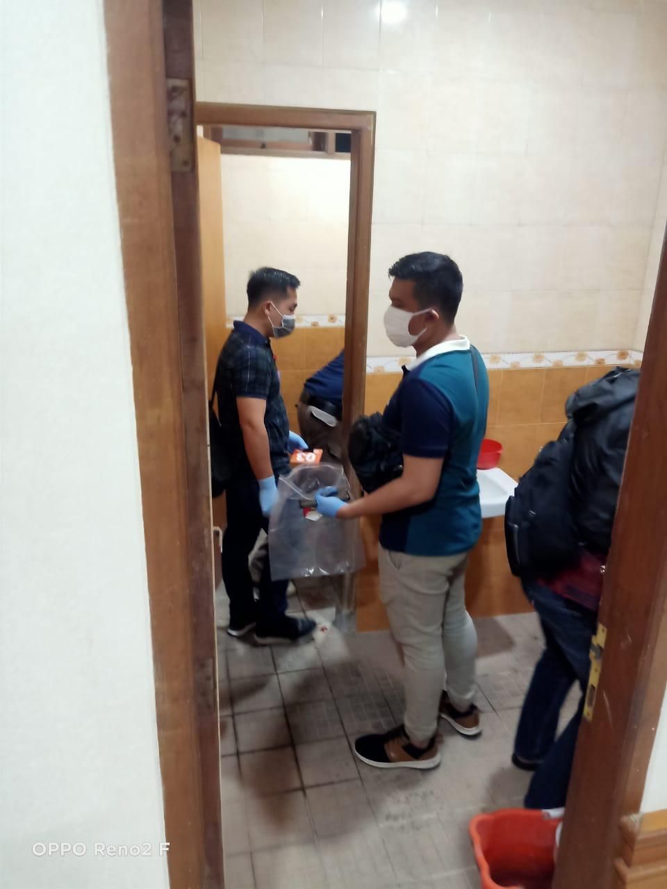 Polisi menggelar olah TKP di lokasi bunuh diri Mantan Kepala BPN Denpasar, Tri Nugraha di toilet Kejati Bali, Senin 31 Agustus malam