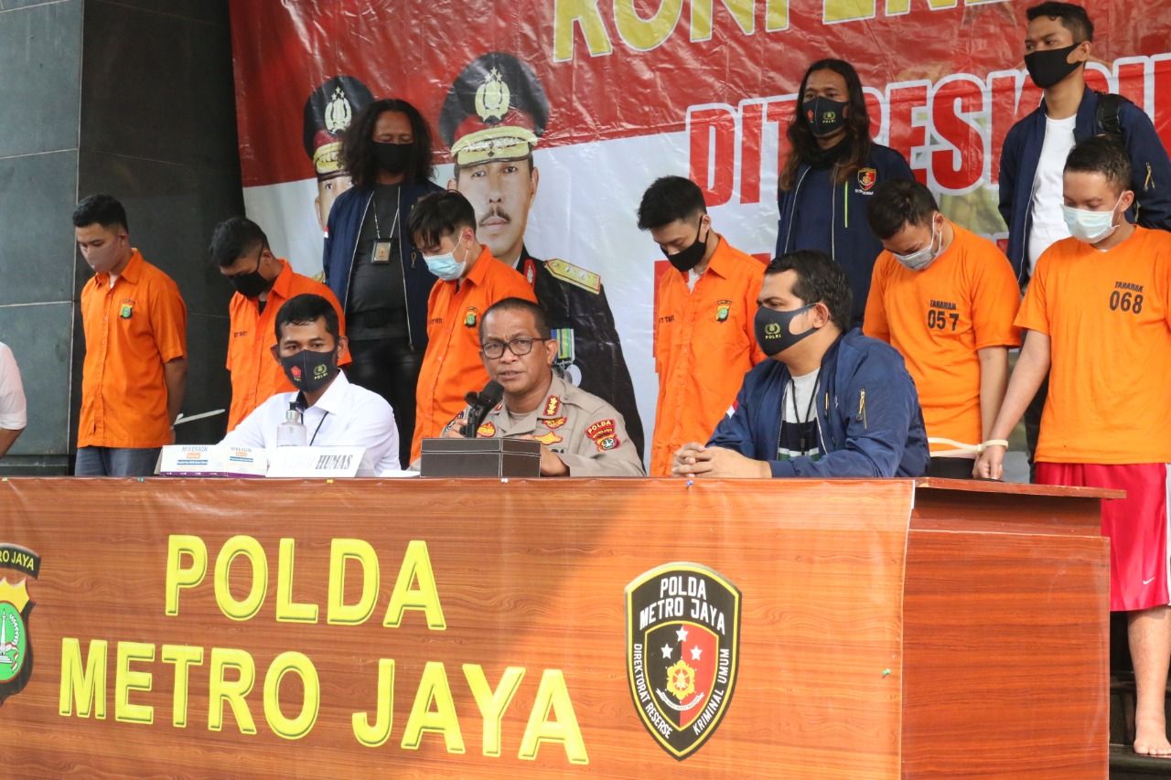 Kabid Humas Polda Metro Jaya, Kombes Pol Yusri Yunus saat menggelar konfrensi pers terkait kasus pesta gay di Polda Metro Jaya, Rabu 2 September 2020.*