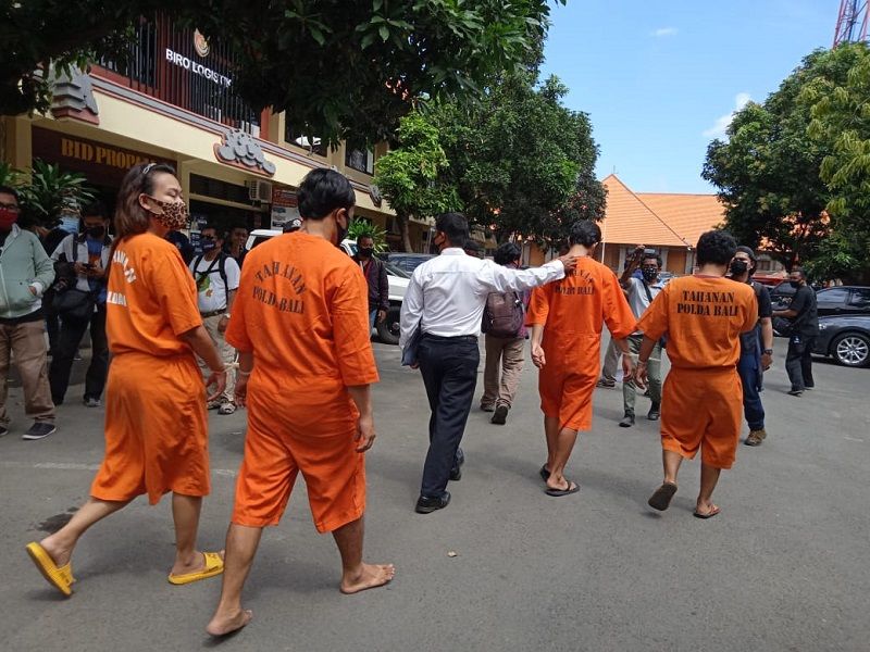 Polda Bali menggelar rilis di Mapolda Bali Rabu 2 September 2020, membeberkan barang bukti dan sebagian pelaku dari  71 pelaku kejahatan narkoba yang ditangkap dalam waktu 15 hari selama operasi antik agung 2020