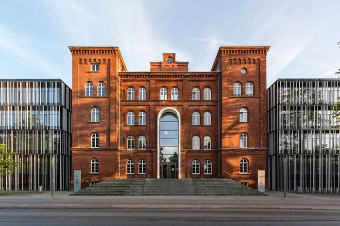 Bangunan gedung HFBK University of Fine Arts Hamburg yang menawarkan beasiswa untuk tidak melakukan hal apa-apa