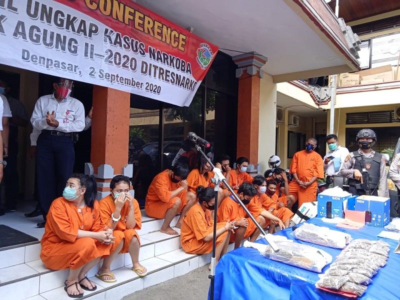 Polda Bali menggelar rilis di Mapolda Bali Rabu 2 September 2020, membeberkan barang bukti dan sebagian pelaku dari  71 pelaku kejahatan narkoba yang ditangkap dalam waktu 15 hari selama operasi antik agung 2020
