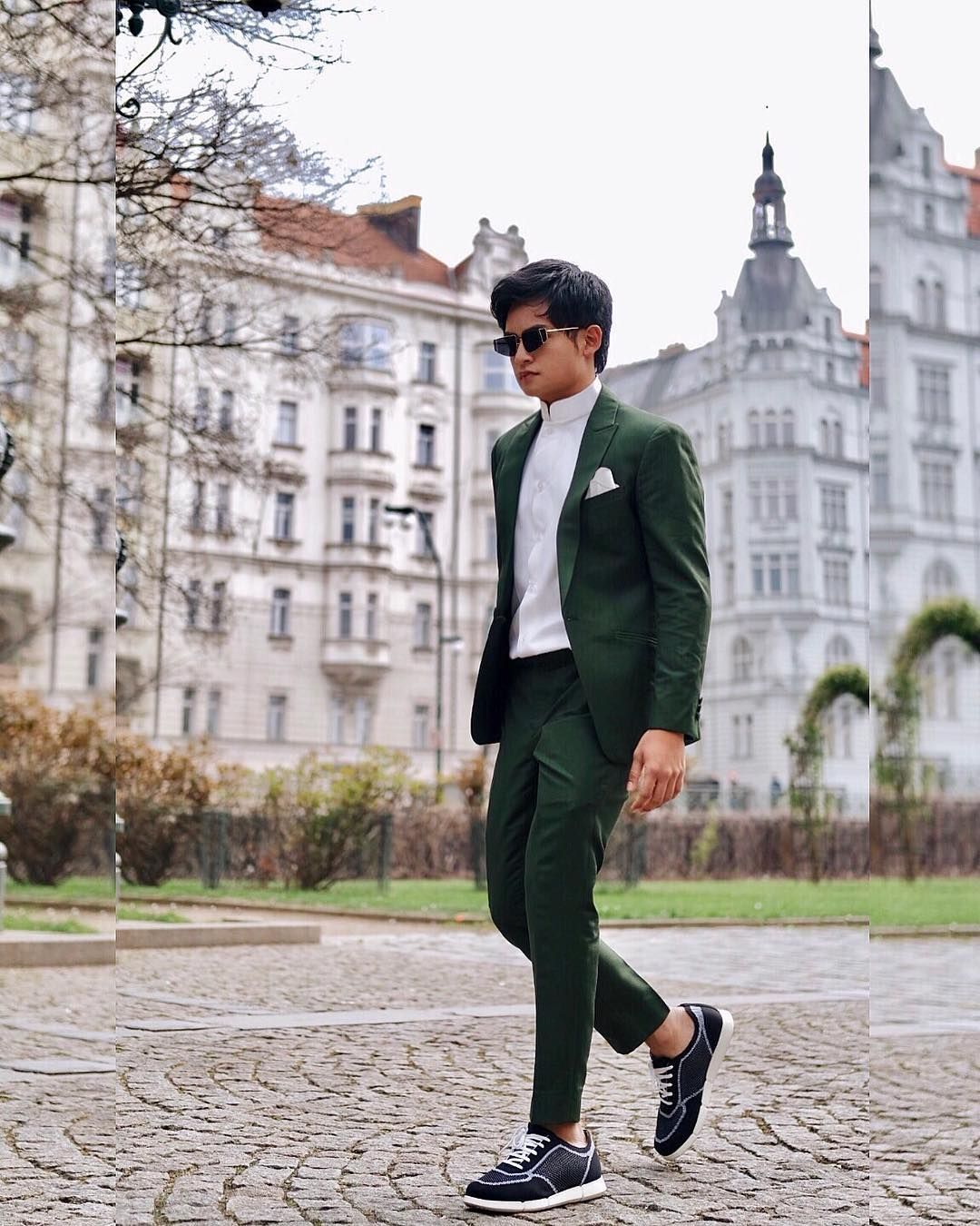 Outfit formal Randy dengan menggunakan jas berwarna hijau tua. Instagram/@randymartinnn