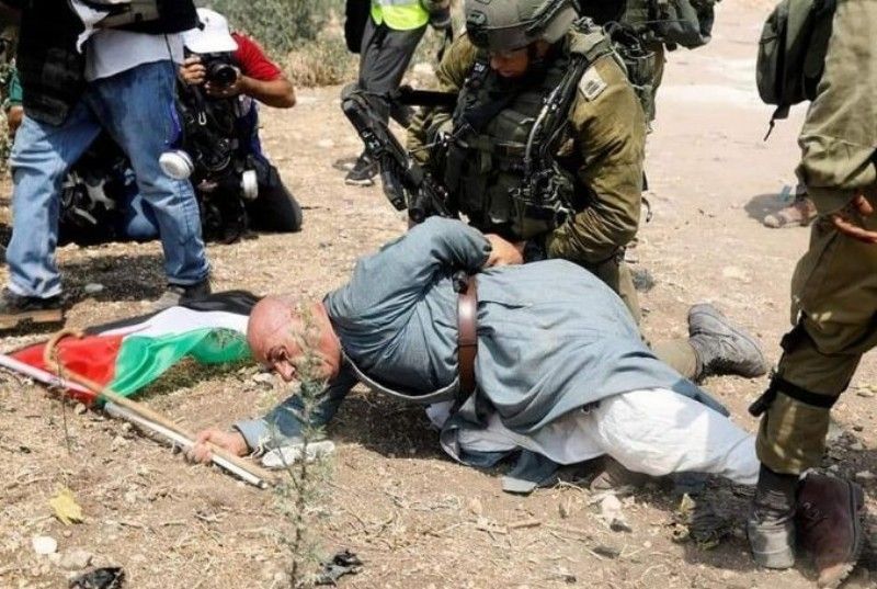 Tentara Israel Tindih dan Pukul Lansia Palestina 