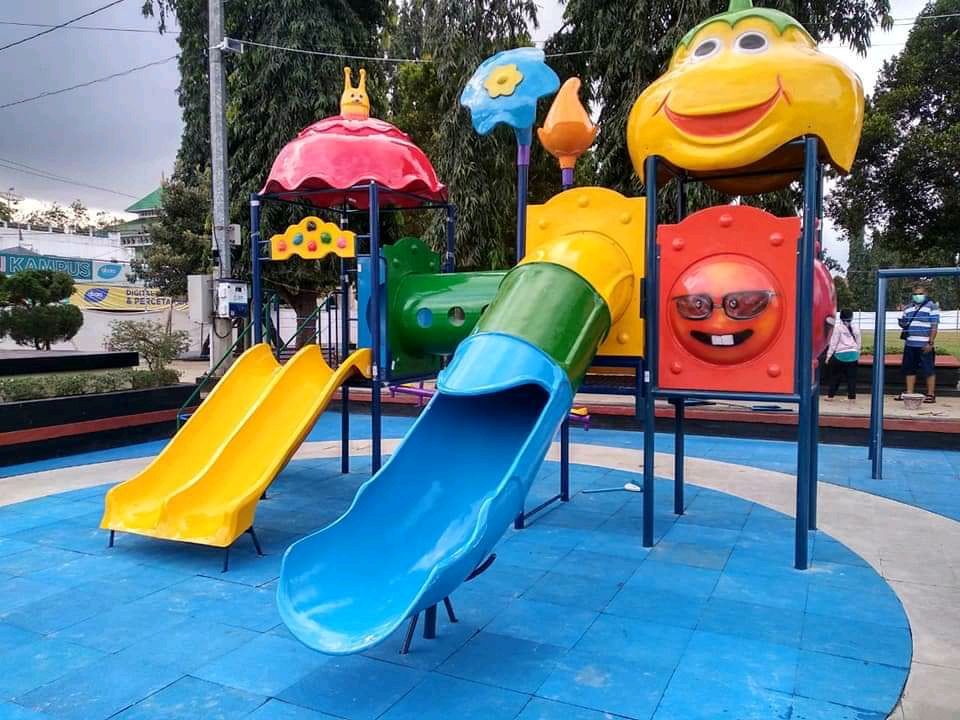 Area bermain anak-anak di alun-alun Purbalingga./facebook.com/@Mahendra Dadho