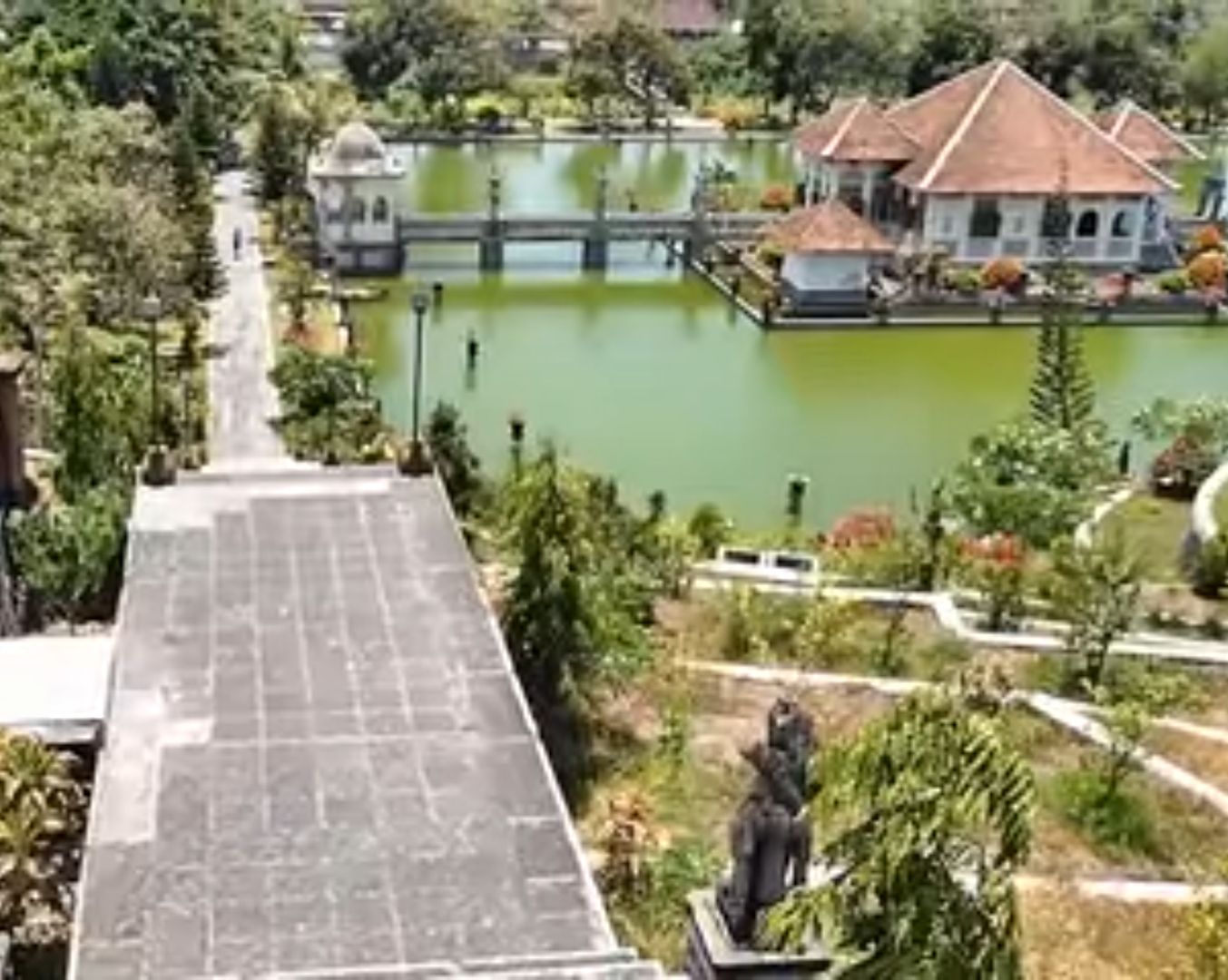 Taman Ujung : Istana Peristirahatan Raja Ditengah Kolam