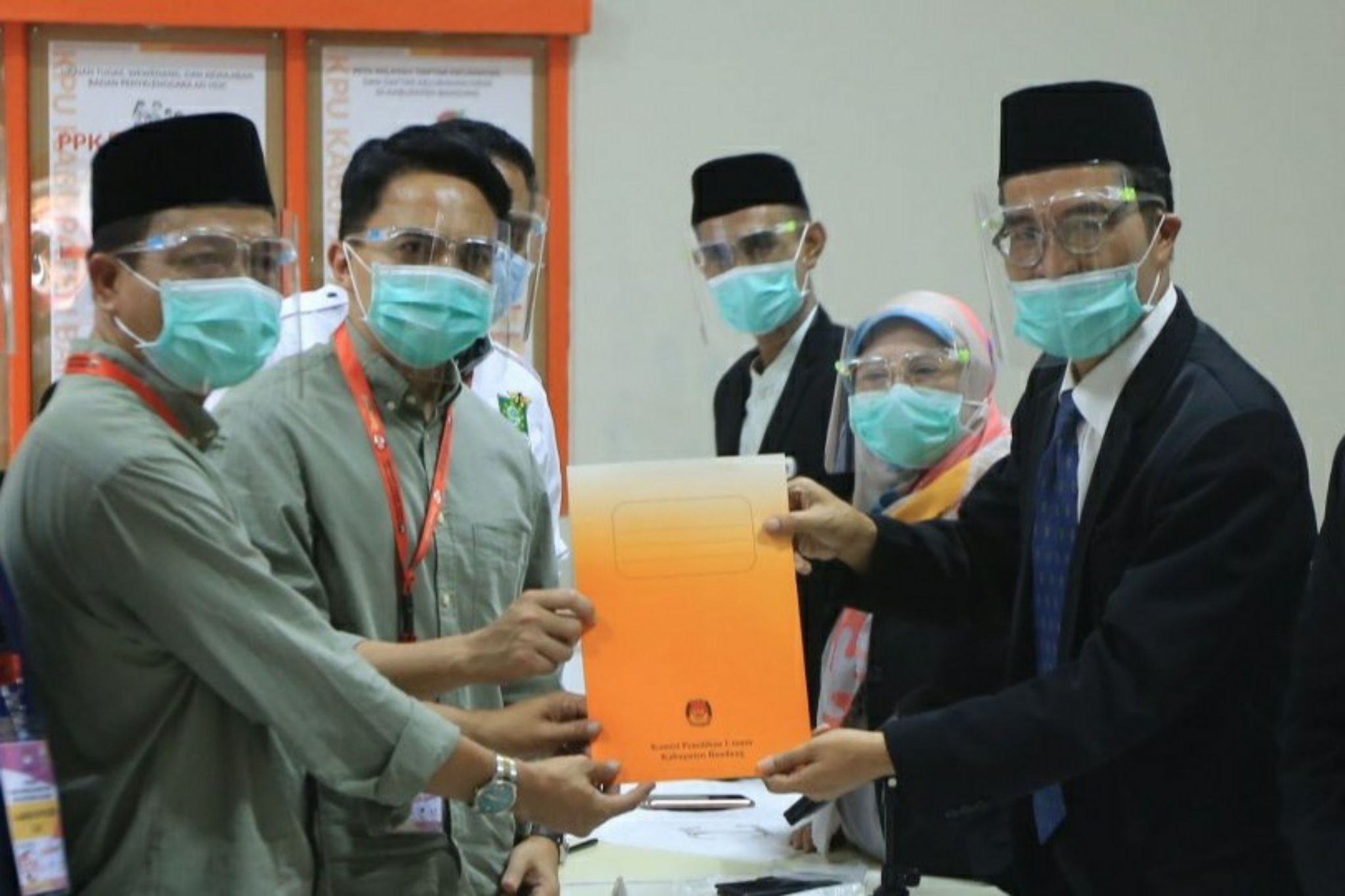 Bakal pasangan calon Bupati dan Wakil Bupati Bandung, Dadang Supriatna dan Sahrul Gunawan menerima surat lolos verifikasi dari Ketua KPU Kabupaten Bandung, Agus Baroya (kanan), di kantor KPU Kabupaten Bandung.
