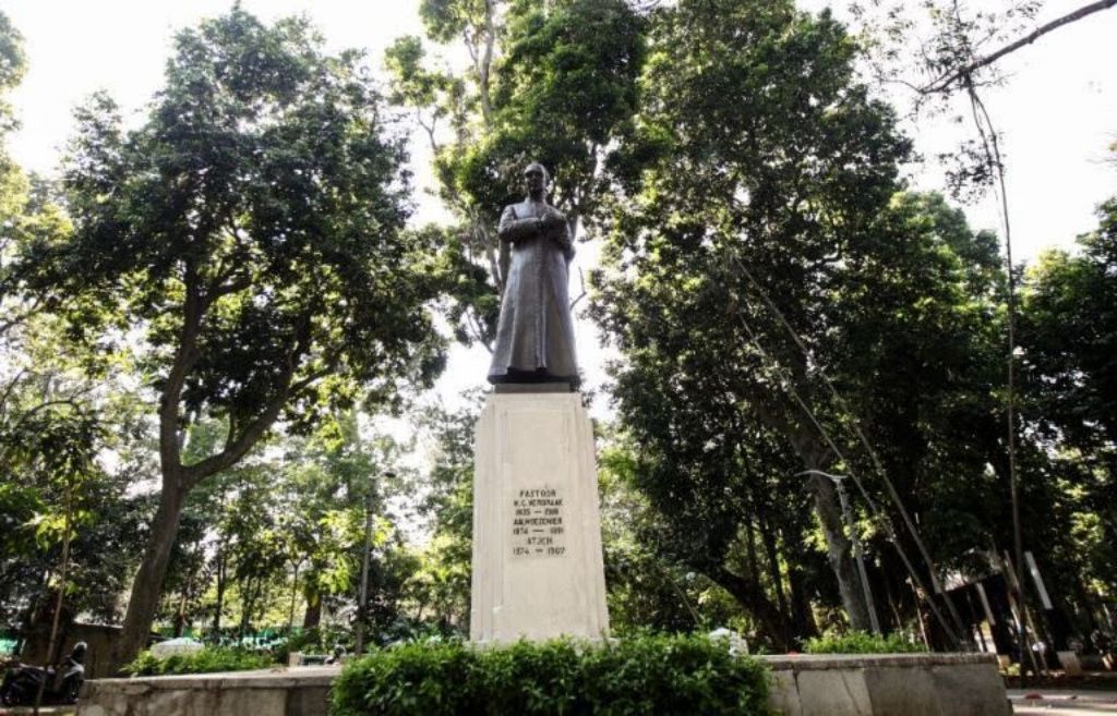 Kisah Sejarah Pastor Verbraak Patung nya di Taman Maluku Bandung