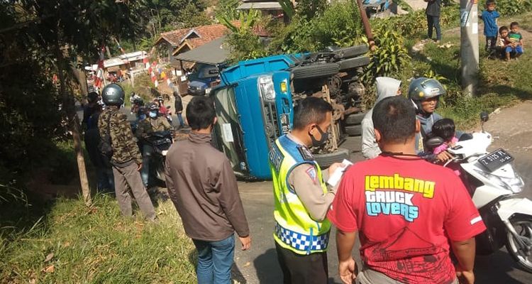  Sebuah truk pengangkut aspal mengalami kecelakaan tunggal dan terguling di Tanjakan Naga, Kampung Babakan Bandung Desa Pagerwangi Kec. Lembang Bandung Barat, Sabtu 5 September 2020