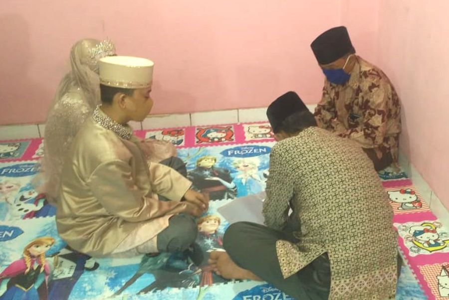 TERSANGKA kasus pencabulan, Wendi Saputra (19) menikahi pasangannya Lia Oktarina (18) di ruang Unit Pelayanan Perempuan dan Anak (PPA) Satreskrim Polrestabes Palembang.*