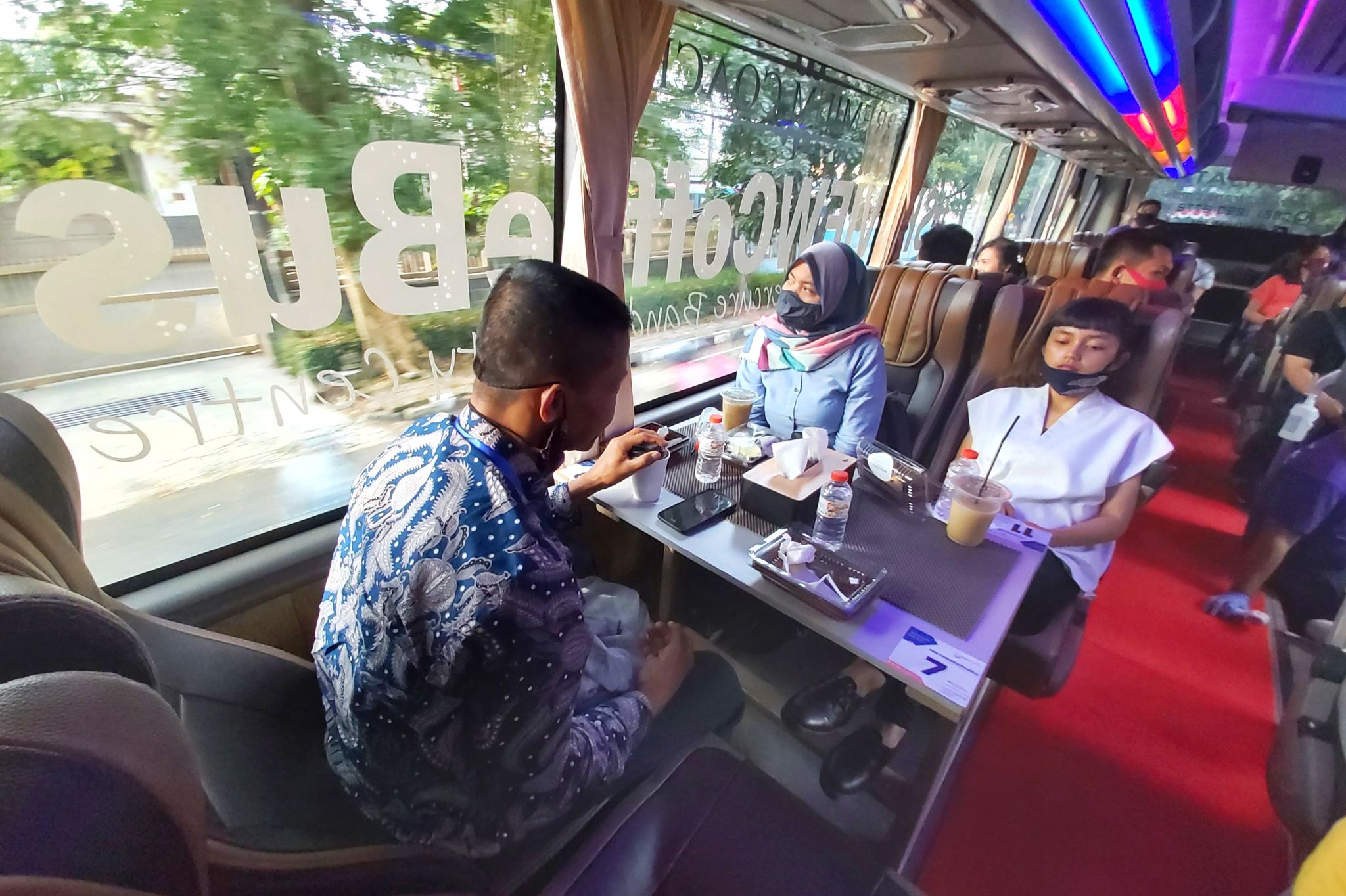Sensasi Ngopi ala Ningrat yang dihadirkan di atas Skyview Coffee Bus Mercure Bandung City Centre yang berjalan.
