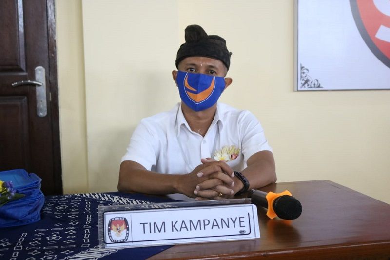 Ketua DPC Partai Nasdem Denpasar Selatan, salah satu tim pemenangan pengusung paket Amertha ikut mengantarkan paslon ke KPU Kota Denpasar, Minggu 6 September 2020,  dalam tahapan pendaftaran Pilwali Denpasar yang akan berlangsung 9 Desember 2020