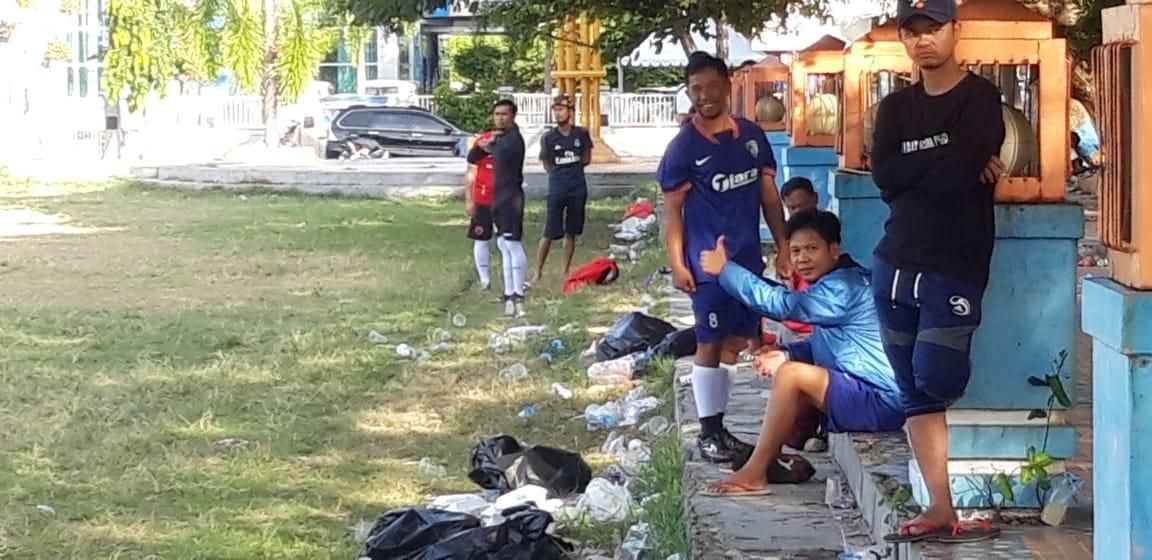 Sampah berserakan di Lapangan Pemuda