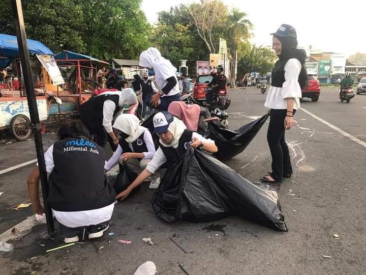 Milea Asik membersihkan sampah usai deklarasi paslon Asik.
