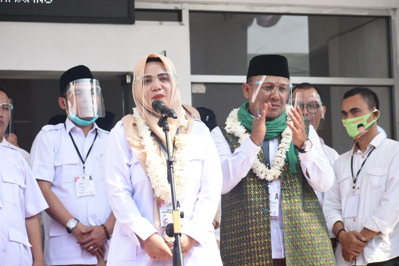Pasangan calon bupati/wakil bupati Karawang Ahmad Jimmy Zamakhsyari - Yusni Rinzani.
