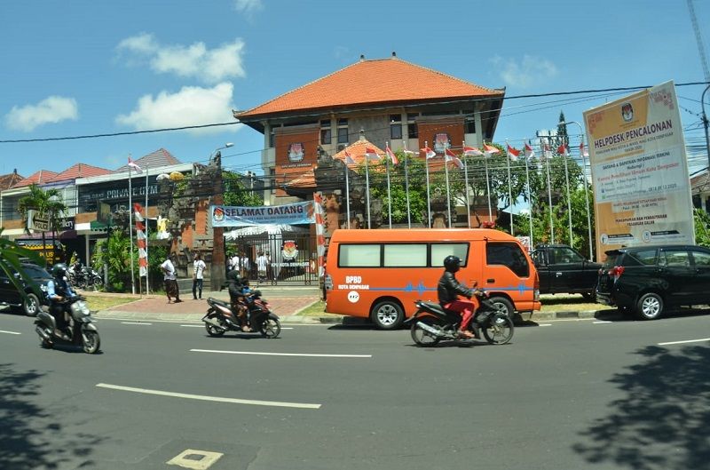 'Kantor KPU Kota Denpasar. Pada hari Senin 7 September 2020 memulai tahap pelaksanaan pemeriksaan kesehatan dua pasang bakal calon Walikota dan Wakil Walikota Denpasar di Rumah Sakit Umum Pusat Sanglah (RSUP Sanglah) Kota Denpasar