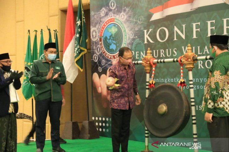 Gubernur Bali Wayan Koster memukul gong saat membuka Konferwil VII PWNU Bali, Ahad 6 September 2020