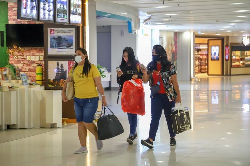 Suasana Bandara I Gusti Ngurah Rai Bali yang melayanipenumpang dengan mematuhi protokol kesehatan di era pandemi
