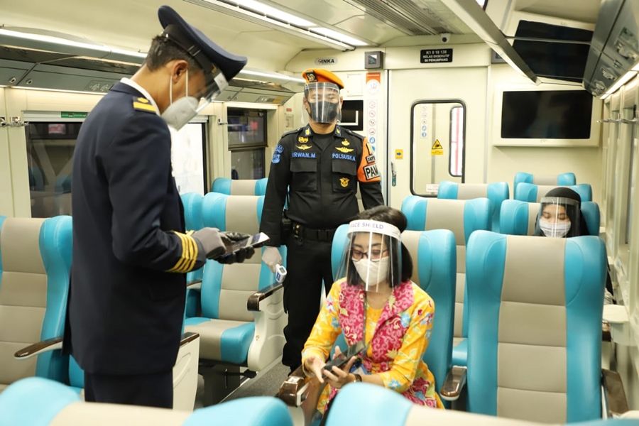 Situasi dan proses pemeriksaan terhadap penumpang KA oleh petugas KAI didalam kereta.