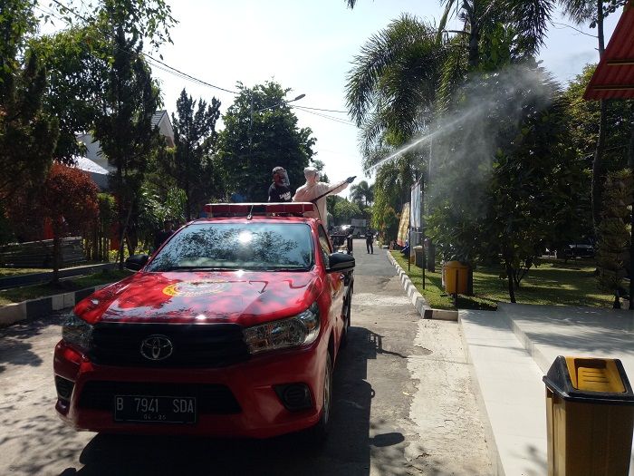 Mobil operasional Tim Velox Pejaten menyemprotkan cairan disinfektan di halaman kampus SMAN 8 Bandung, Jln. Solontongan, Selasa, 8 September 2020. (Lucky M Lukman/Galamedia)