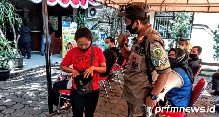 Petugas Satpol PP Kabupaten Bandung saat melaksanakan sidak protokol kesehatan di Kantor Disdukcapil Kabupaten Bandung, Rabu 9 September 2020.*