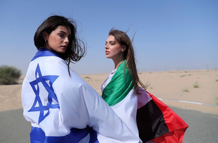 Model Israel May Tager bersama model asal Dubai keturunan Rusia, Anastasia Bandarenka. (AP)
