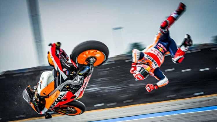 Pebalap andalan Repsol Honda Marc Marquez terpelanting ke udara lalu jatuh tersungkur yang akibatkan cidera lengan pada balapan lanjutan MotoGP 2020 di sirkuit Jerez Spanyol.