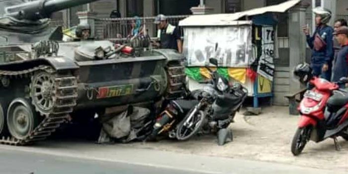 Tangkapan layar video netizen saat detik-detik peristiwa tank baja menyeruduk gerobak dan motor di Cipatat, Kabupaten Bandung Barat.