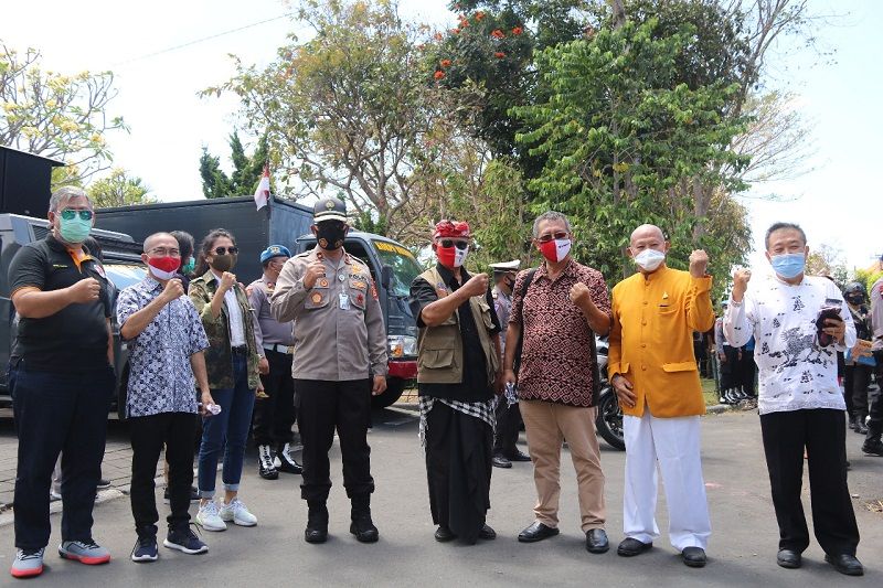 Wakapolda Bali memimpin kampanye protokol kesehatan termasuk disiplin memakai masker serta membagikan masker gratis kepada warga Bali, di Denpasar Kamis 10 September 2020