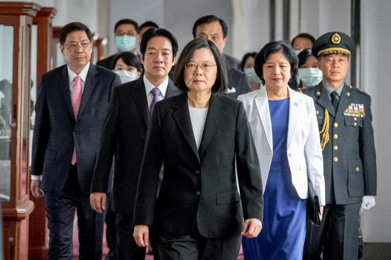 PRESIDEN Taiwan Tsai Ing-wen (tengah) sedang berjalan diikuti para petinggi negaranya.*