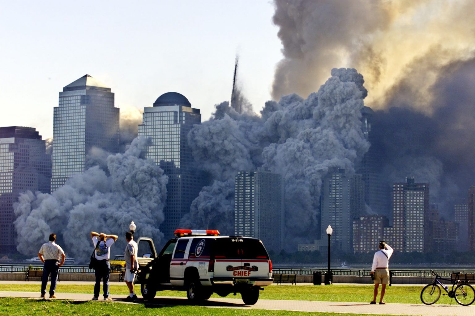 menara yang tersisa di World Trade Center New York, Menara 2, larut dalam awan debu dan puing-puing sekitar a setengah jam setelah menara kembar pertama runtuh 11 September 2001.