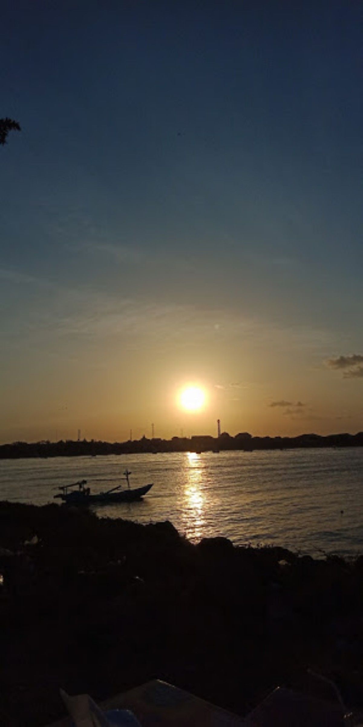 Sunset di Pelabuhan Muncar.*/