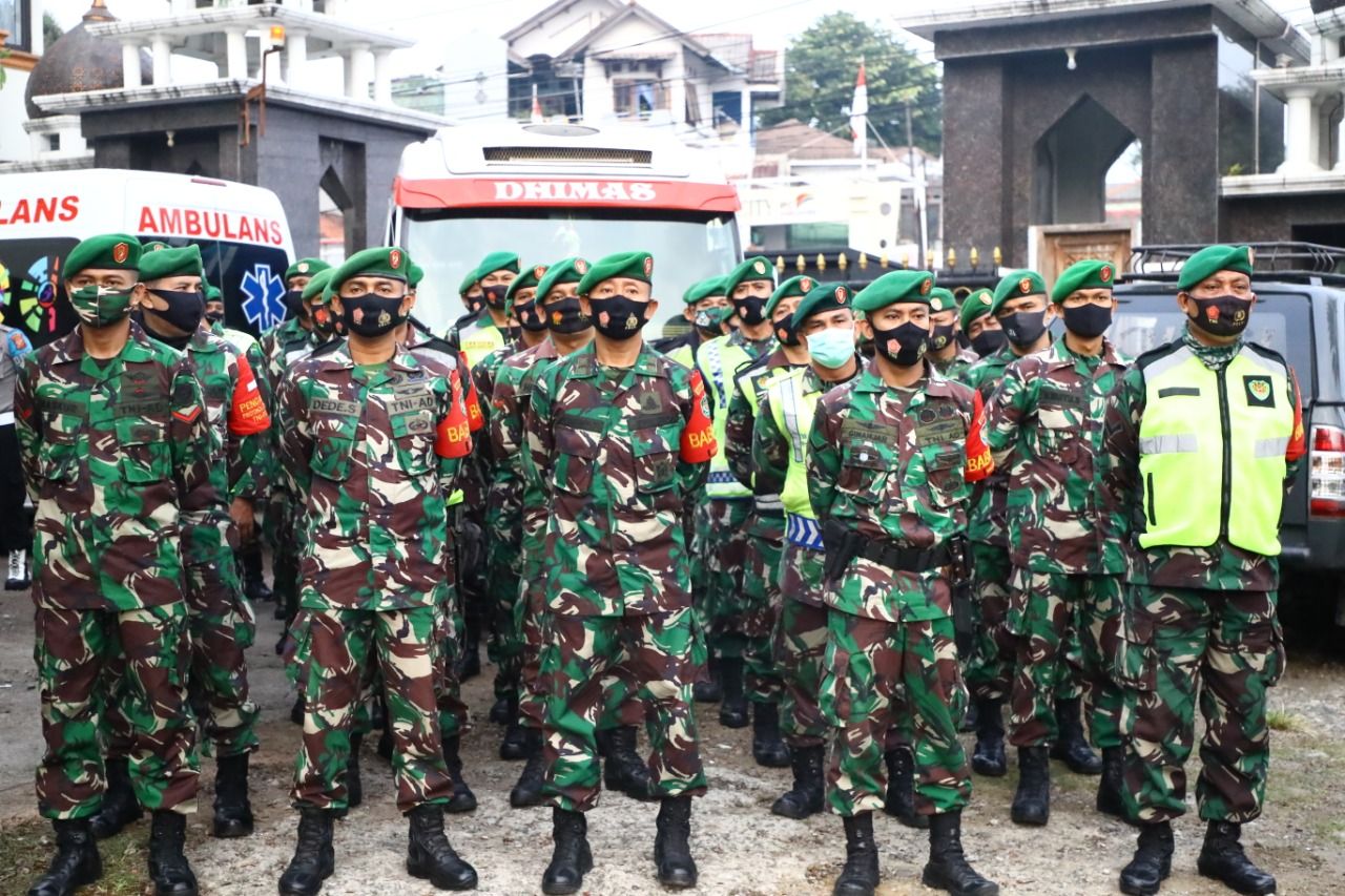 Ratusan personil TNI beserta aparat gabungan menggelar apel persiapan operasi PSBB Pra AKB di jalur Puncak dan tempat wisata
