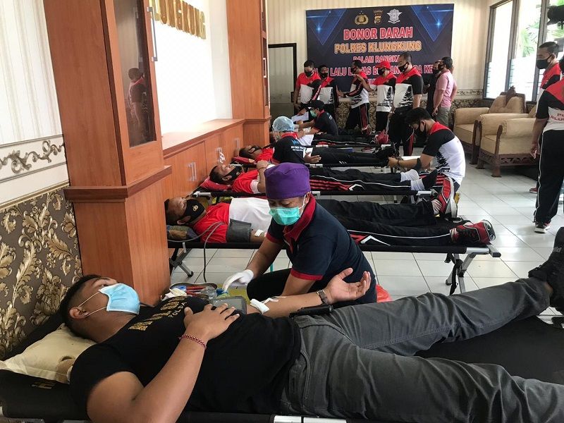 Polres Klungkung, Bali menggelar aksi donor darah dalam rangka Hari Lalu lintas bhayangkara ke 65 