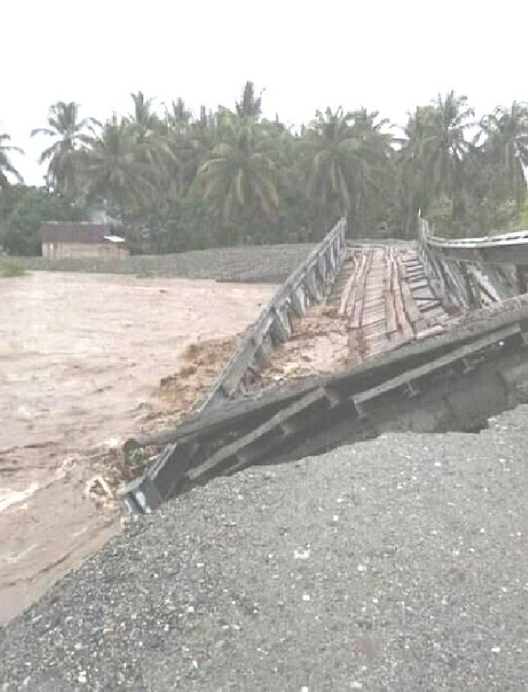 Jembatan Tompe hanyut