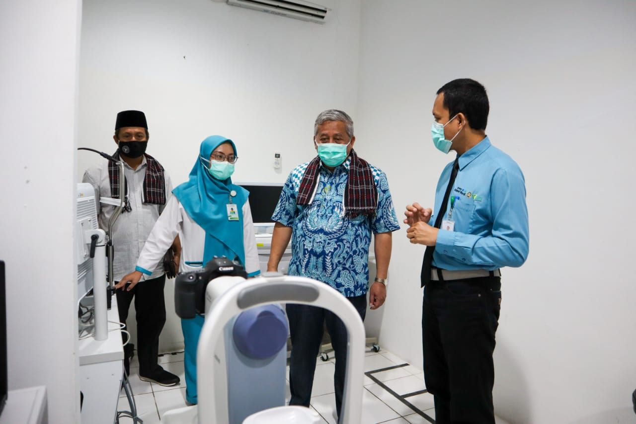 Ketua BWI M Nuh saat mengunjungi RS Mata Achmad Wardi untuk memantau perkembangan layanan Retina Center. 