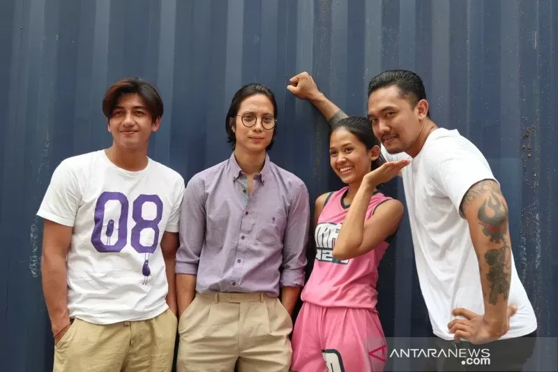 Pemeran "Dealova 2", Harris Vriza, Dikta, Givina, dan Uus dalam sesi temu media eksklusif di lokasi syuting di Jakarta Utara, Minggu, 13 September 2020.
