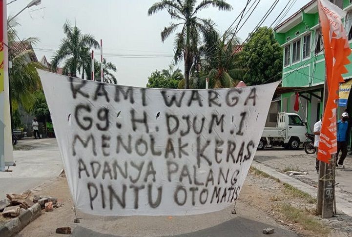 Tolak Palang Otomatis Warga Blokade Jalan Kompleks Mahkota Simprug Kabar Banten