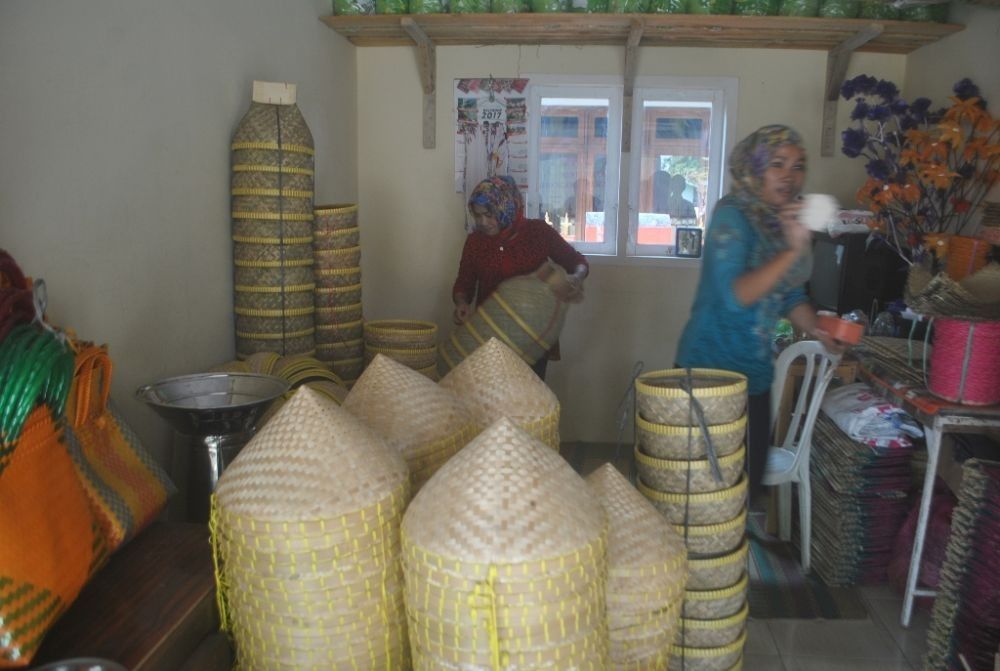 Pengrajin Bakul Bambu di kecamatan Palasah Majalengka
