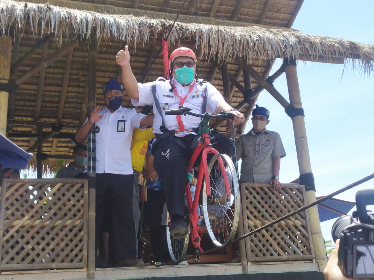 Bupati Sukabumi mencoba menaiki sepeda gantung, salah satu wahana yang ada di Bukit Cienong./