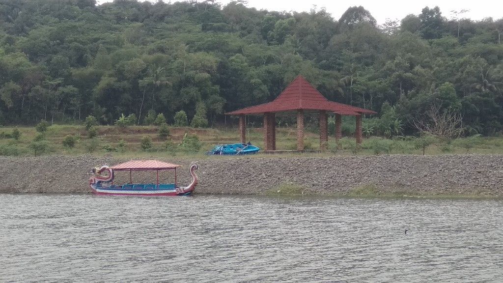 Wahana air berupa perahu wisata di Lembah Selangit Desa Patemon Purbalingga./pras 